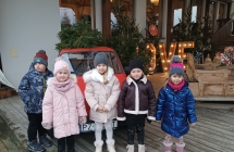 dzieci na tle samochodu ktorym podrozoje Mikolaj