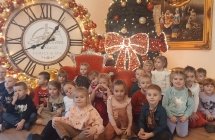 Grupowe zdjecie przy choince