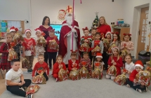 Dzieci z grupy IX z Mikolajem