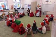 Dzieci z gr. VI sluchaja opowiesci Mikolaja