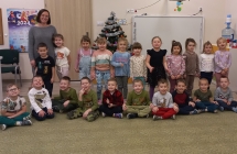 Zdjecie grupowe  na tle choinki.