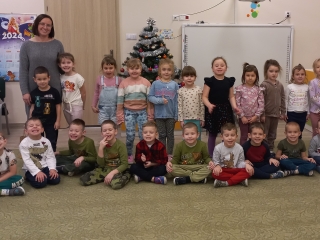 Zdjecie grupowe  na tle choinki.