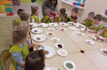 Dzieci z gr. VI czestuja sie pierniczkami.