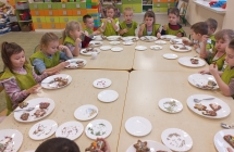 Dzieci z gr. VI probuja swoje pierniczki.