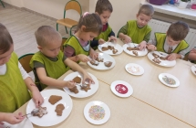 Pieciolatki z gr. VI podczas dekorowania pierniczkow.