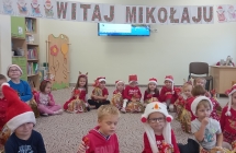 dzieci z prezentami od Mikolaja