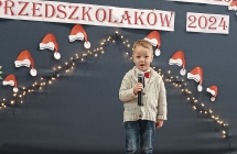 chlopiec z grupy II spiewa piosenke