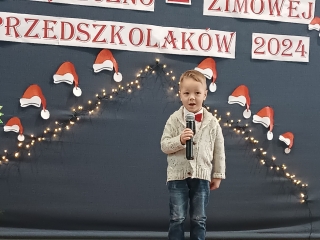 chlopiec z grupy II spiewa piosenke