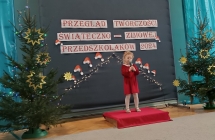 dziewczynka z grupy V spiewa piosenke