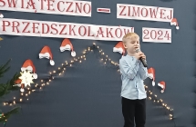 chlopiec z grupy VII spiewa kolede
