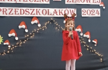 dziewczynka z grupy III spiewa piosenke