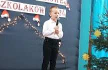 chlopiec z grupy VII spiewa pastoralke
