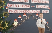 chlopiec z grupy X spiewa piosenke