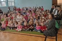 dzieci z przedszkola ogladaja przeglad