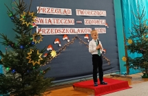 chlopiec z grupy VIII spiewa kolede