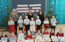 dzieci z dyplomami i nagrodami za udzial w przegladzie