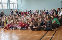 dzieci sluchaja piosenek