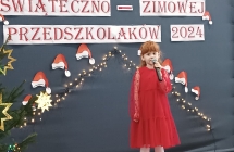 dziewczynka z grupy V spiewa kolede