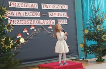 dziewczynka z grupy VIII spiewa kolede