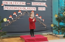dziewczynka z grupy IV spiewa kolede