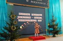 dziewczynka z grupy VI spiewa piosenke do mikrofonu