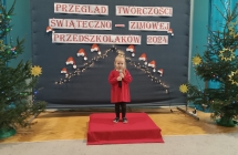 dziewczynka z grupy I spiewa piosenke