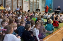 Dzieci obserwuja wystep muzykow.