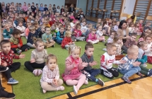 Dzieci wyklaskuja rytm koledy.