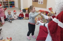 Dzieci otrzymuja podarki od Mikolaja (1)