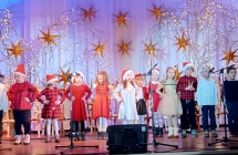 dzieci graja na drewienkach