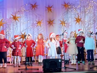 dzieci graja na drewienkach