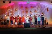 dzieci z grupy IX na przegladzie koled i pastoralek