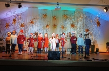 dzieci spiewaja do mikrofonow