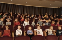 przedszkolaki sluchaja koled w filharmonii (2)