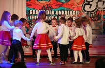 Pieciolatki z gr. VI podczas tanca w kole.