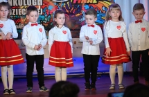 Dzieci z gr. VI na scenie.