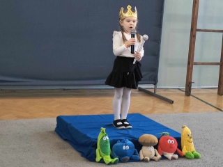 Dziewczynka recytuje wiersz.