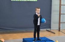 Chłopiec recytuje wiersz