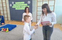 Chłopiec odbiera nagrody od jurorów