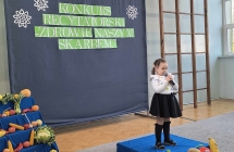 Dziewczynka podczas recytacji wiersza
