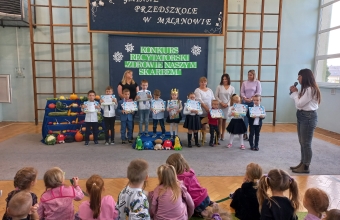 Zdjęcie grupowe - uczestnicy z nagrodami, jury.
