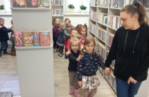 dzieci zwiedzaja biblioteke