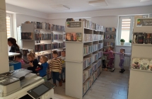 Dzieci zwiedzaja biblioteke