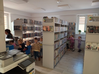 Dzieci zwiedzaja biblioteke