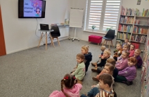 Dzieci ogladaja prezentacje na temat Jak powstaje ksiazka