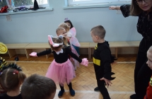 Dzieci podczas zabawy w samoloty - 2