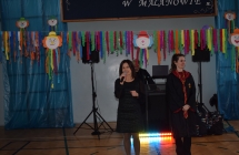 Powitanie przedszkolakow przez pania Dyrektor na balu karnawalowym