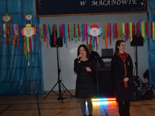 Powitanie przedszkolakow przez pania Dyrektor na balu karnawalowym