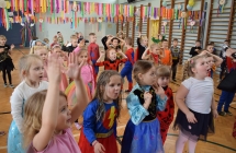 Dzieci podczas wspolnego spiewu