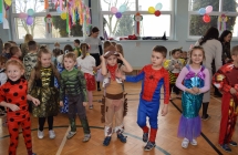Dzieci podczas zabawy karnawalowej 8